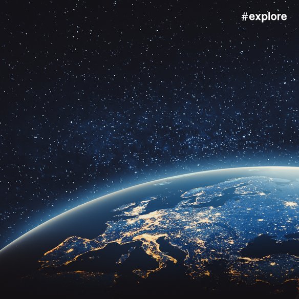 Eine beeindruckende Ansicht der Erde aus dem Weltraum, die Europa bei Nacht zeigt. Die Kontinente sind von leuchtenden Lichtern der Städte erhellt, während der Rest des Planeten in Dunkelheit gehüllt ist. Der Sternenhimmel erstreckt sich über die Szene. Der Hashtag "#explore" ist oben rechts im Bild zu sehen.