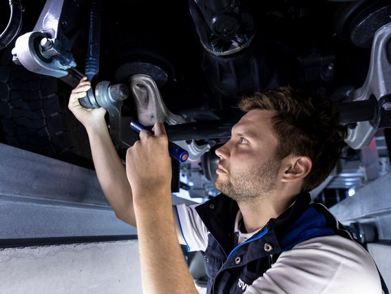 Prüfingenieur bei der Untersuchung von Bauteilen an der TÜV NORD Station