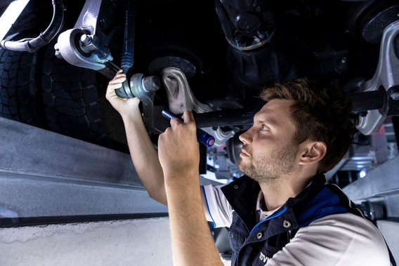 Prüfingenieur bei der Untersuchung von Bauteilen an der TÜV NORD Station