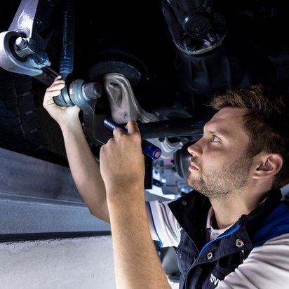 Prüfingenieur bei der Untersuchung von Bauteilen an der TÜV NORD Station