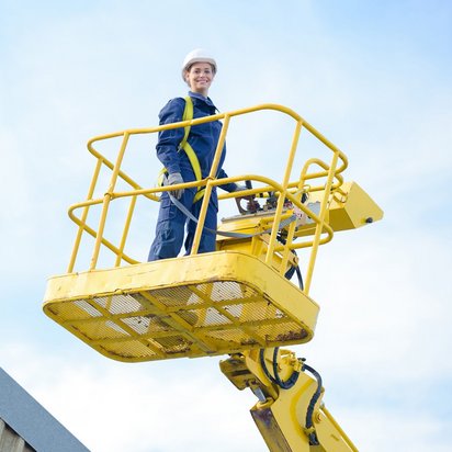 Effiziente Schulungen für sicheres Arbeiten in der Höhe Arbeiter in Sicherheitskleidung auf einer Hebebühne während einer Schulung.