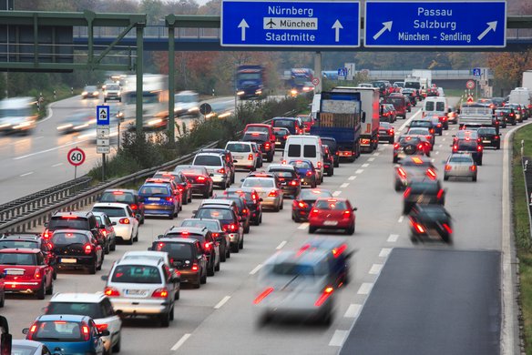 Stau auf einer Autobahn mit Verkehrsschildern nach Nürnberg und München