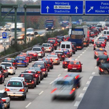 Stau auf einer Autobahn mit Verkehrsschildern nach Nürnberg und München