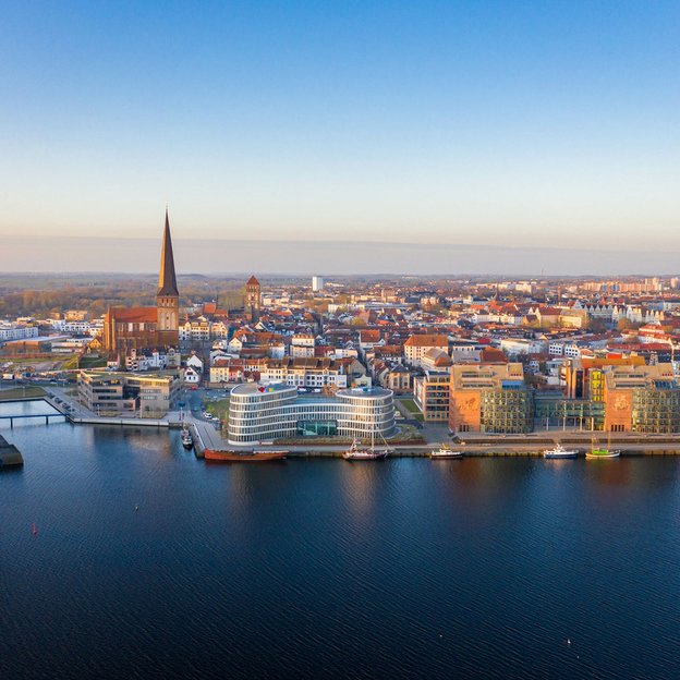 Panorama der Stadt Rostock mit Blick auf die Altstadt und den Hafen