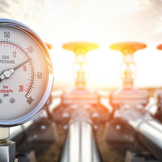 Ein Manometer vor Rohren