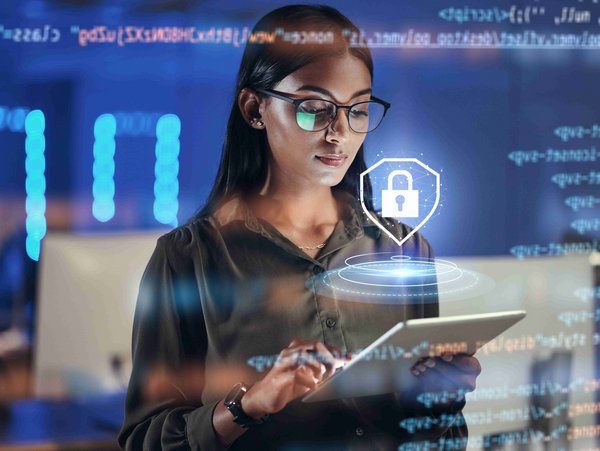 Frau mit Tablet und digitalem Sicherheitssymbol