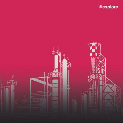 Grafische Darstellung von Raffinerie-Anlagen als weiße Silhouetten auf pinkem Hintergrund. Zu sehen sind Destillationstürme, Rohrleitungen und ein markanter Schornstein mit Schachbrettmuster.
