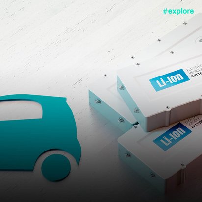 Türkise Autosilhouette mit zwei weißen Lithium-Ionen-Batteriepacks, die über Pfeile symbolisch die Energieübertragung darstellen.