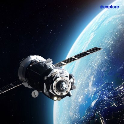 Ein Satellit umkreist die Erde im Weltraum. Die blaue Atmosphäre der Erde und ihre beleuchteten Städte bei Nacht kontrastieren mit der Dunkelheit des Weltalls.