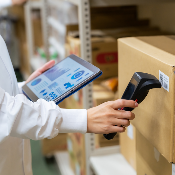 Symbolisches Bild mit Barcodescanner an Paket für Rückverfolgbarkeit von Produkten