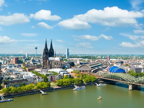 Luftaufnahme von Köln mit dem berühmten Kölner Dom und der Hohenzollernbrücke