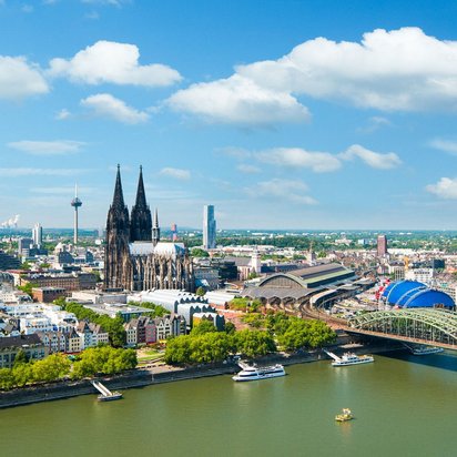 Luftaufnahme von Köln mit dem berühmten Kölner Dom und der Hohenzollernbrücke