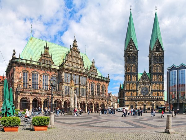 Blick auf das historische Bremer Rathaus und die Bremer Stadtmusikanten-Kirche am Marktplatz in Bremen