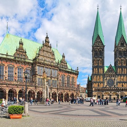 Blick auf das historische Bremer Rathaus und die Bremer Stadtmusikanten-Kirche am Marktplatz in Bremen