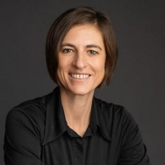 Porträt von Nadine Kakarot, Psychologin des MEDITÜV für Beratung zu psychischer Gesundheit.