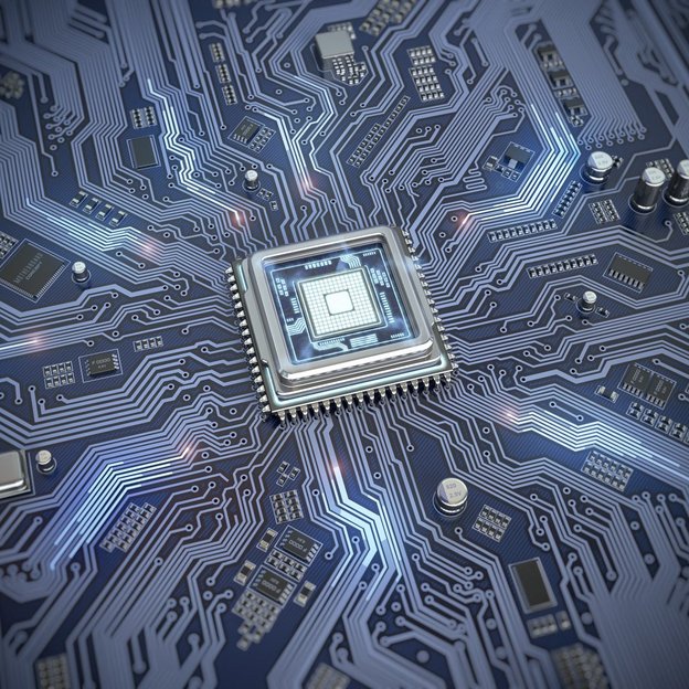 Nahaufnahme eines Computer-Prozessors oder Mikrochips im Zentrum einer blauen Leiterplatte. Die metallischen Leiterbahnen erstrecken sich strahlenförmig vom zentralen Chip zu verschiedenen elektronischen Komponenten.
