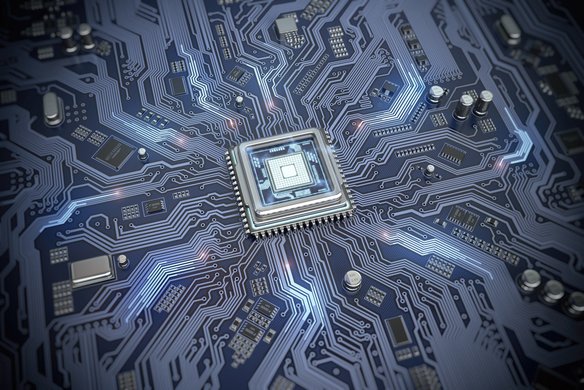 Nahaufnahme eines Computer-Prozessors oder Mikrochips im Zentrum einer blauen Leiterplatte. Die metallischen Leiterbahnen erstrecken sich strahlenförmig vom zentralen Chip zu verschiedenen elektronischen Komponenten.