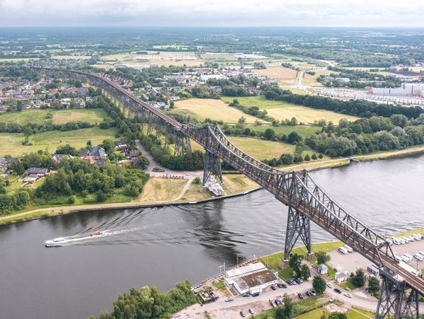 Luftaufnahme der Stadt Rendsburg mit Blick auf den Nord-Ostsee-Kanal und die Rendsburger Hochbrücke.