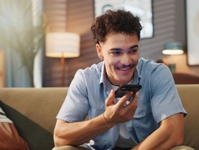 Junger Mann telefoniert