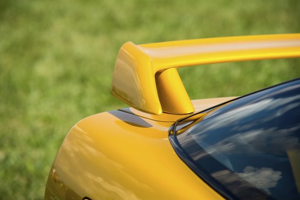 Gelbes Auto mit Tuning am Heck