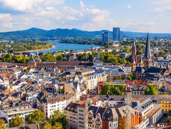 Blick auf Bonn mit dem Rhein und den markanten Kirchtürmen der Stadt