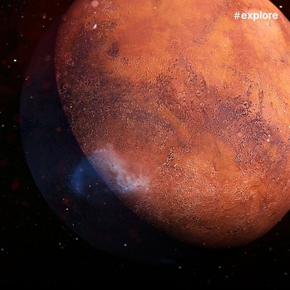 Der Planet Mars aus dem Weltraum betrachtet, mit seiner charakteristischen rötlich-orangen Oberfläche und sichtbaren Kratern. Im Hintergrund ist der sternenklare Weltraum mit leuchtenden Punkten und einem bläulichen Nebel zu sehen.