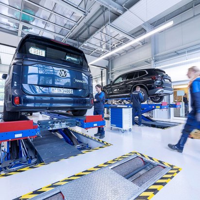 Hauptuntersuchung an der TÜV NORD Station Fahrzeuge auf Hebebühnen an einer TÜV NORD Station