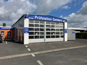 Außenansicht der TÜV NORD Prüfstelle in Geldern mit Kundenempfang und Prüfhalle