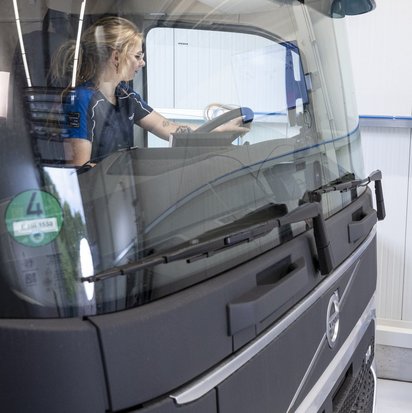 Prüfingenieurin und Prüfingenieur bei der Lkw-Inspektion an einer TÜV NORD Station