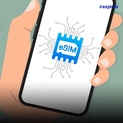 Eine gezeichnete Hand hält ein Smartphone mit weißem Bildschirm, auf dem das blaue Symbol einer eSIM mit Leiterplattenlinien zu sehen ist. Der Hintergrund ist in sanften Grüntönen gestaltet.