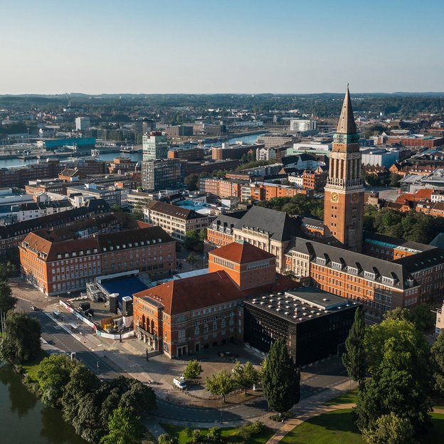 Luftaufnahme von Kiel mit der Silhouette der Stadt und einem markanten Kirchturm