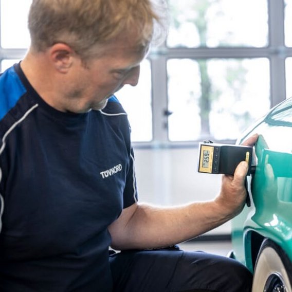 Ein TÜV NORD Ingenieur am Auto
