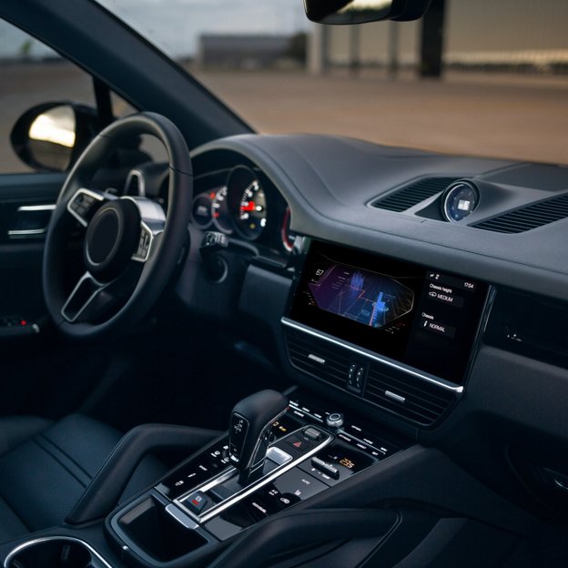 Innenraum eines modernen Fahrzeugs mit digitalem Display