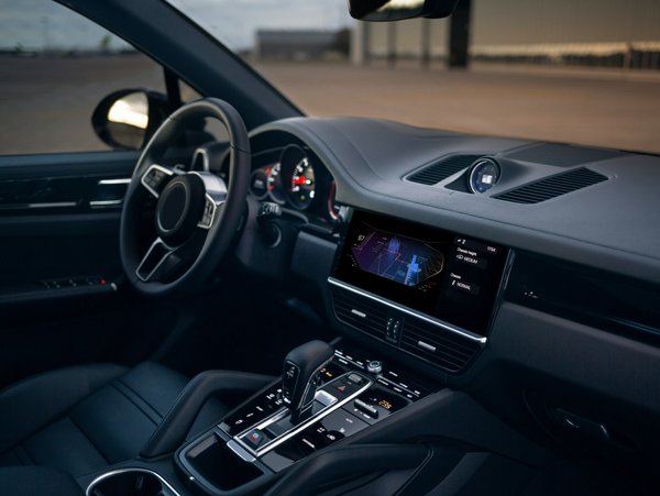 Innenraum eines modernen Fahrzeugs mit digitalem Display
