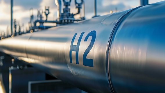 Großaufnahme einer glänzenden H₂-Pipeline im Industrieumfeld