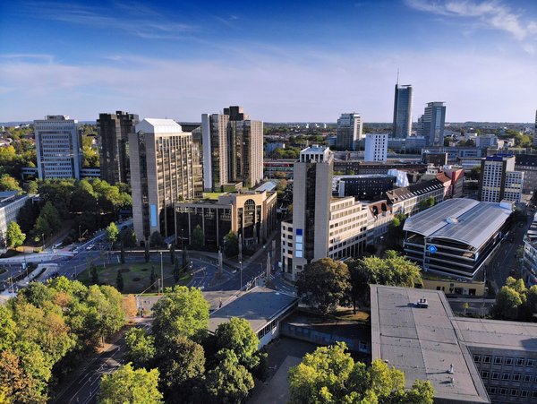 Luftaufnahme des TÜV NORD Standorts in Essen mit umliegender Innenstadt und Hochhäusern