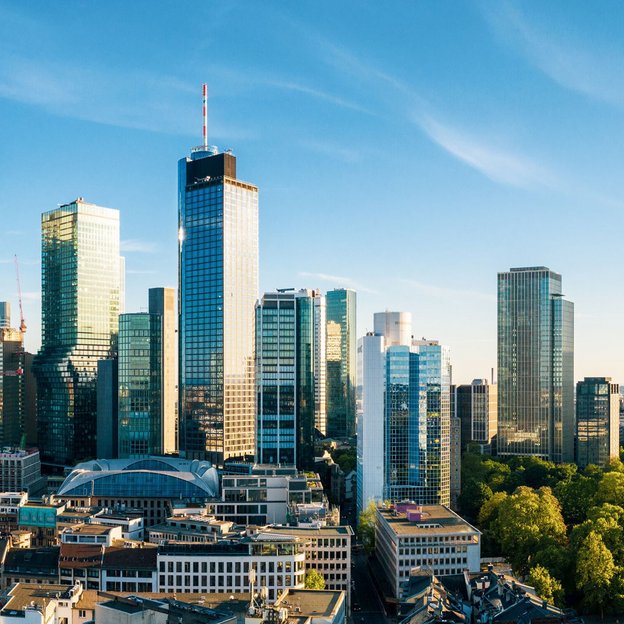 Panoramaaufnahme der Frankfurter Skyline mit modernen Wolkenkratzern