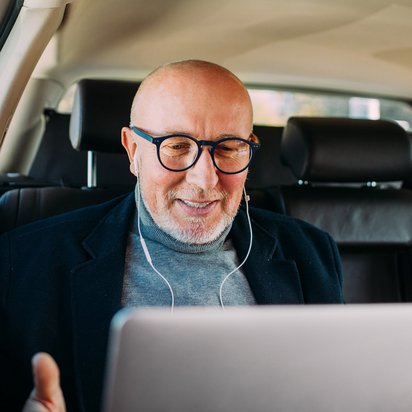 Senior Projektmanager Ein Senior Projektmanager arbeitet remote an seinem Laptop