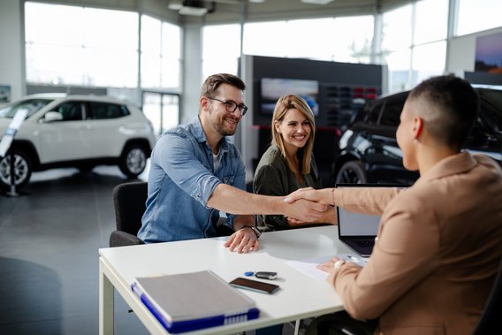 Vertragsabschluss im Autohaus