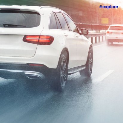  Ein weißer SUV fährt bei Sonnenuntergang auf nasser Autobahn mit warmem Gegenlicht und verschwommenen Fahrzeugen im Hintergrund. Die dynamische Szene zeigt moderne Mobilität und Straßenverkehr in atmosphärischer Beleuchtung.WiederholenClaude kann Fehler machen. Bitte überprüfen Sie die Antworten.