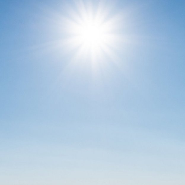 Panoramablick auf eine grüne Landschaft in Bissendorf bei Sonnenschein