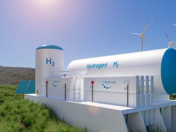 Wasserstofftank vor blauem Himmel