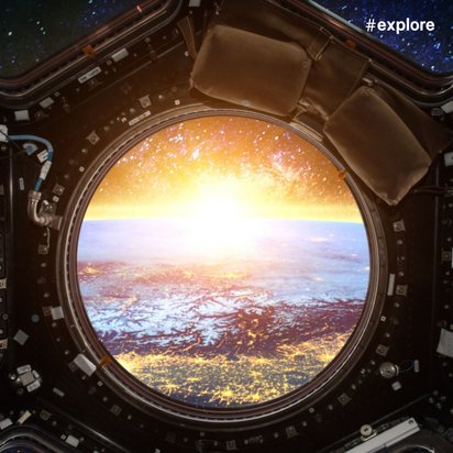 Ein Blick durch das Fenster einer Raumstation zeigt die Erde bei Sonnenaufgang mit Lichtern der Städte und Sternen im Hintergrund.