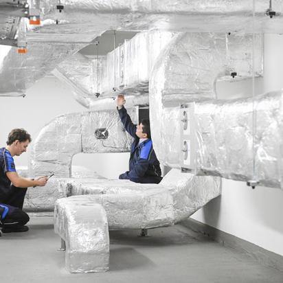 TÜV NORD Mitarbeiter überprüfen Brandschutzklappen