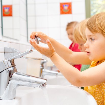 TÜV NORD_Trinkwasser_Hygiene_Kita Kind im Kindergarten wäscht sich die Hände