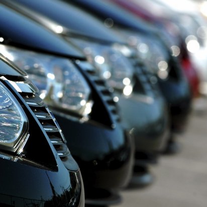 Fahrzeugvielfalt auf dem Parkplatz Reihe von Autos auf einem Parkplatz