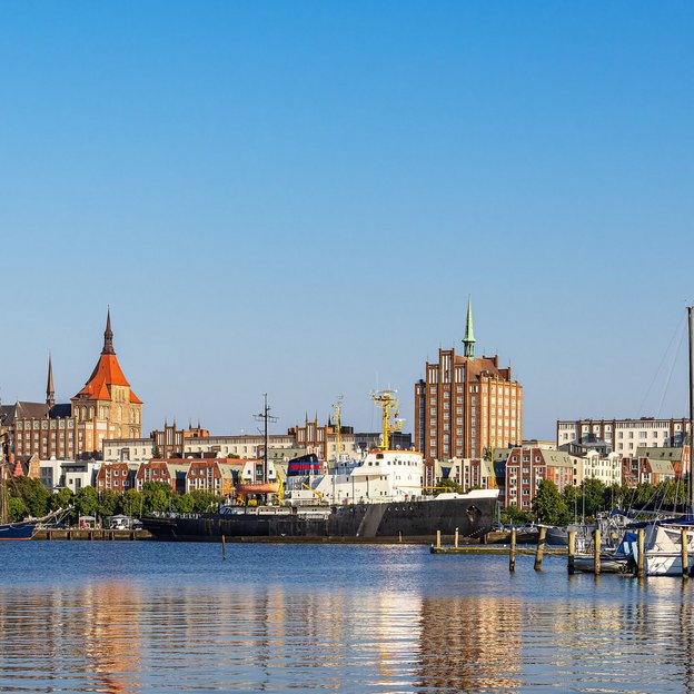 Hafenkulisse mit Schiffen und Wasser in Rostock 
