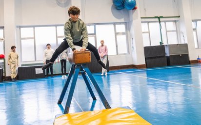 Kinder beim Sport in der Turnhalle