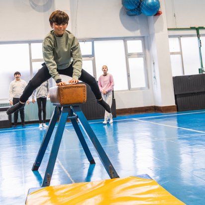 TÜV NORD-Gebäude-Check Kinder beim Sport in der Turnhalle