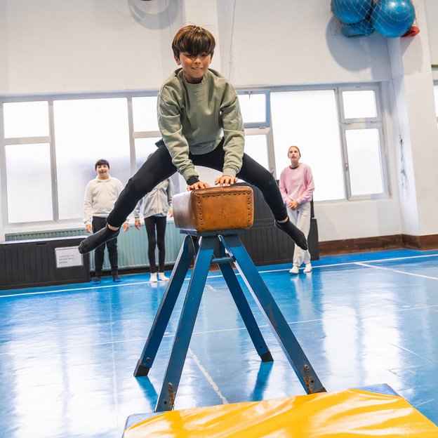 TÜV NORD-Gebäude-Check Kinder beim Sport in der Turnhalle
